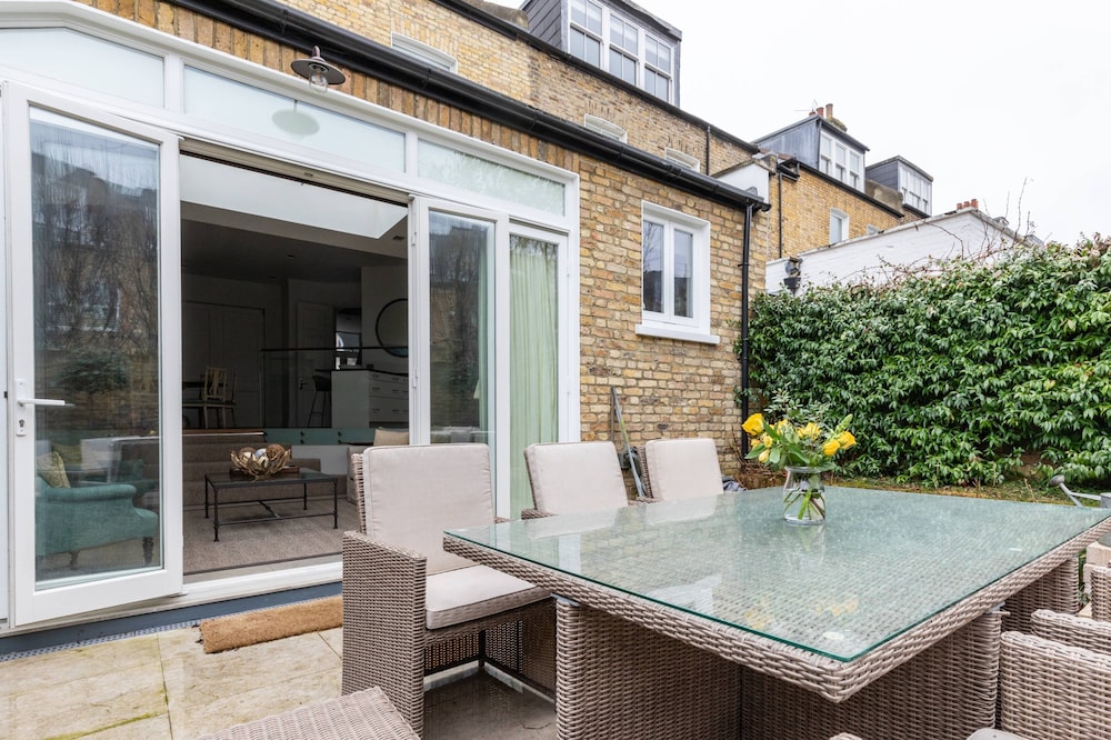 Granard Road by Onefinestay