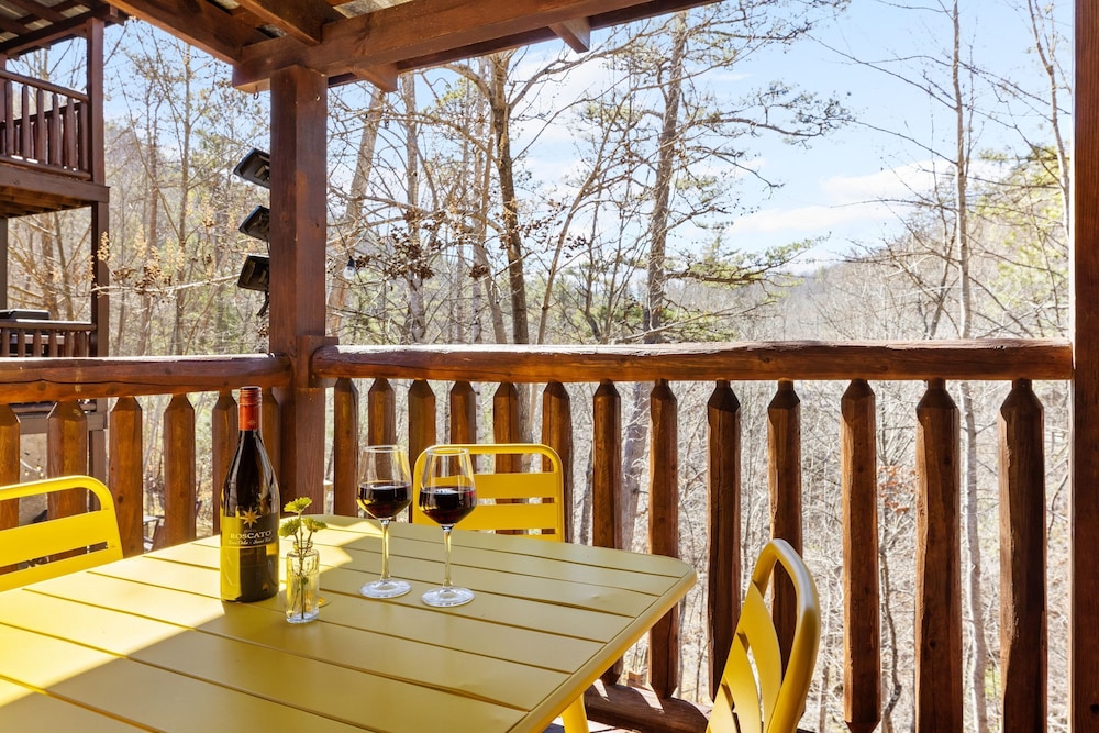 Riverbend Redesigned Cabin Hot Tub Firepit Billiards Mins to Pigeon Forge