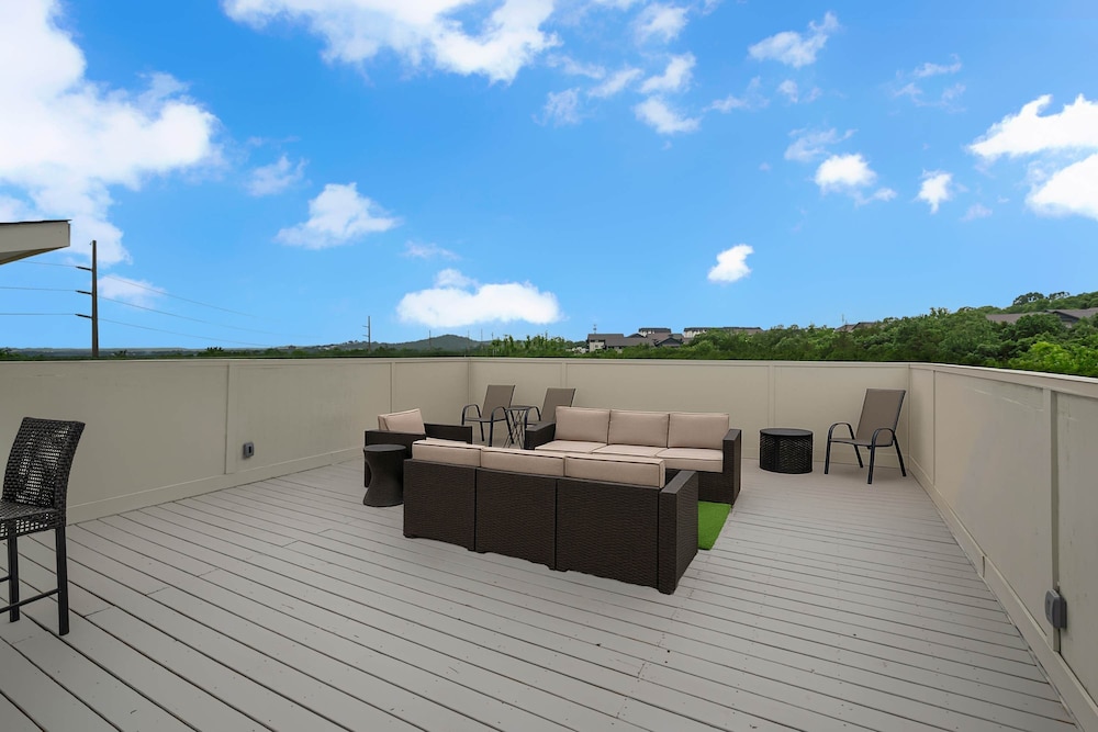 Rooftop Large Backyard Fire Pit Near Downtown Nashville