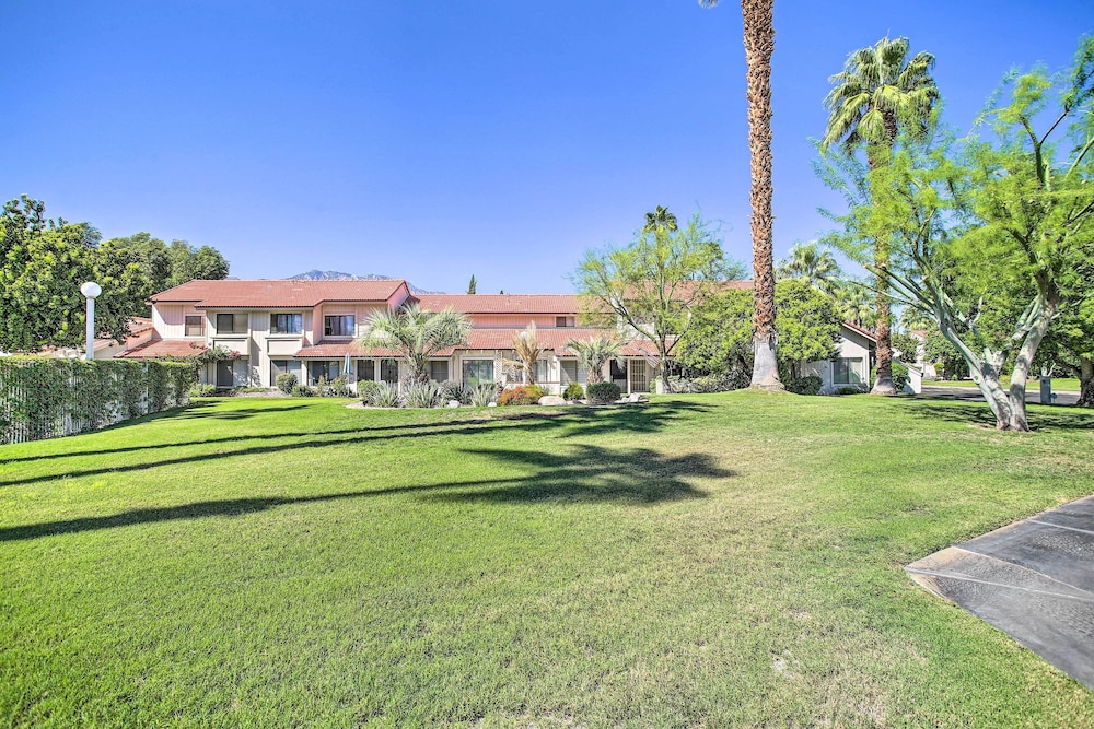 Modern Palm Springs Townhome Near Golf Courses view 3