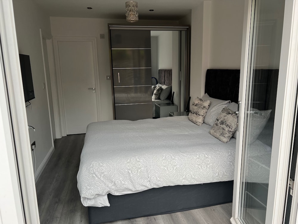Private 1 Bedroom Apartment - Edinburgh - Sleeps 2