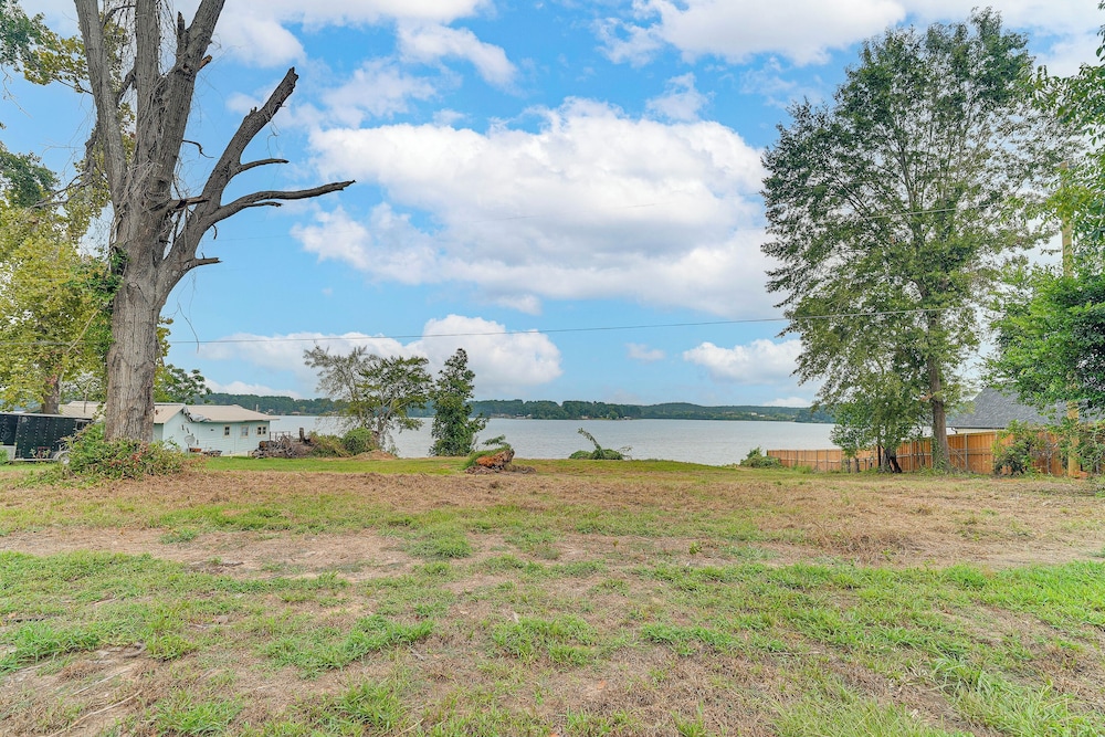 Lake-view Retreat w/ Games & Yard in Daingerfield