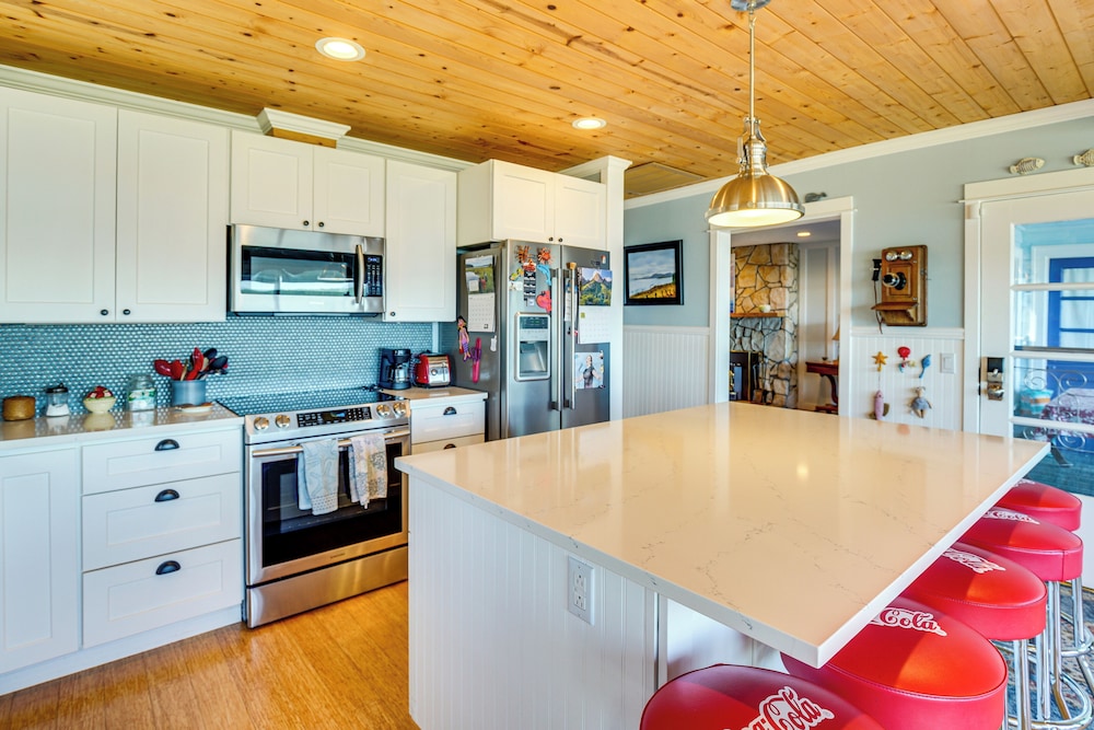 Across Water From Belfair SP: Hood Canal Cottage!