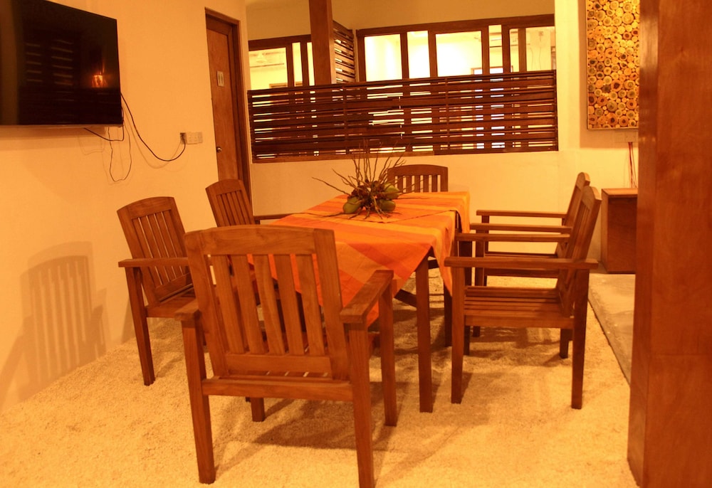 Dhiffushi White Sand Beach Hotel 9