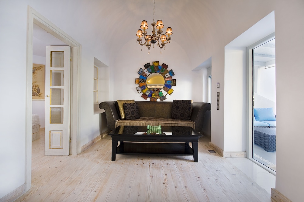 Hyperion Oia Suites