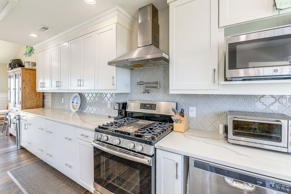 Hot Tub & Decks: North Topsail Beach Home
