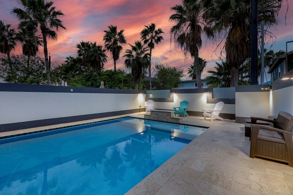 Immaculate Townhouse w Pool Balcony South Padre