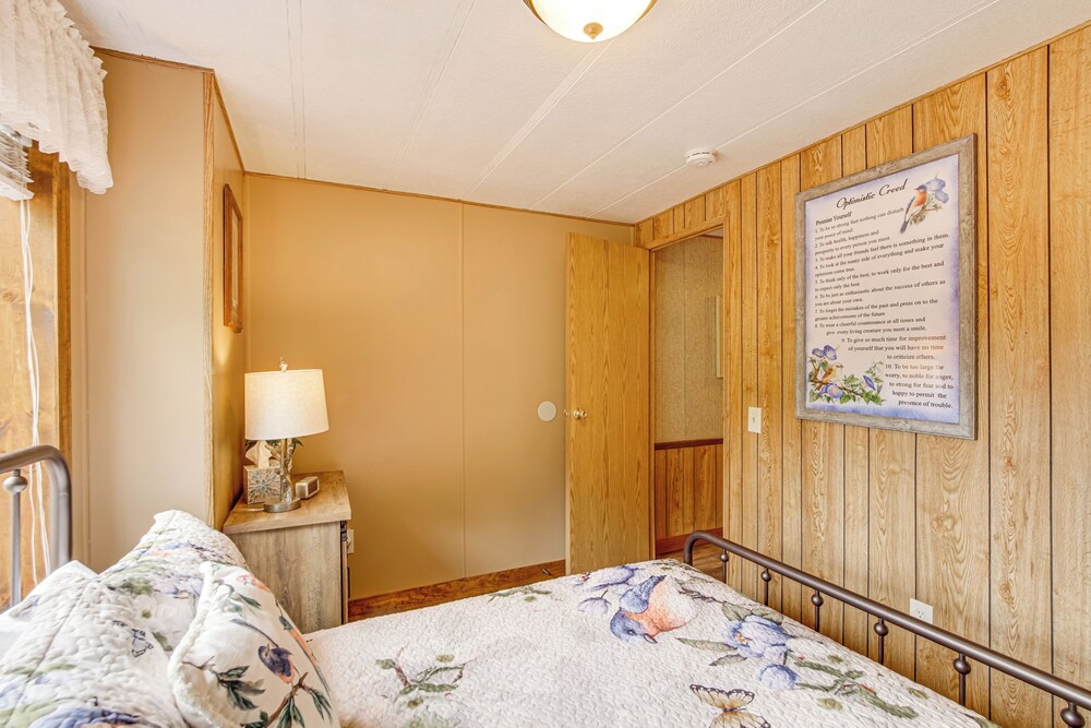 Creekside Cabin w/ Deck & Views in Panguitch!