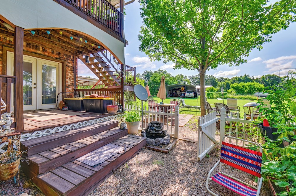 1 Mi to Boat Ramp: Lake Texoma Getaway w/ Deck