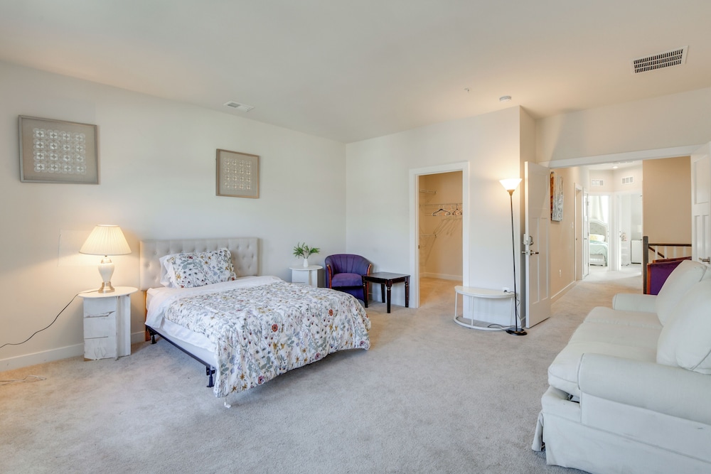 Townhome at Laurel Park: Modern & Spacious Getaway