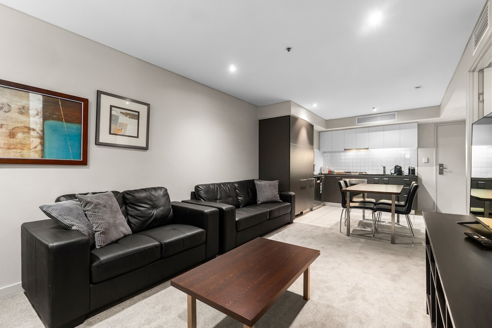 2-bed City Retreat With Gym and Pool Access