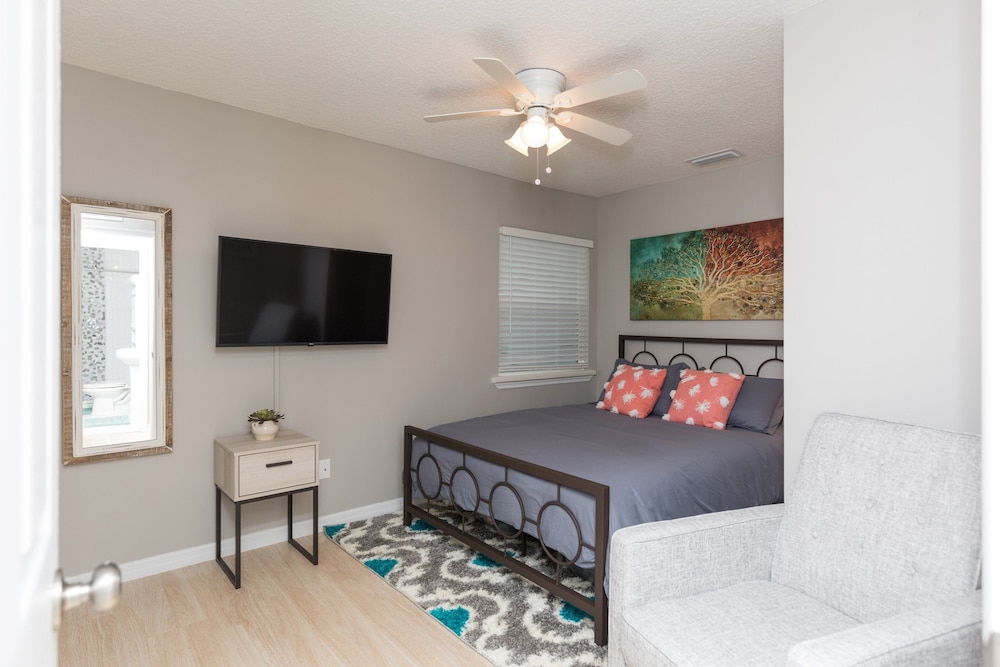 Charming Downtown Cottage 3 Bedroom Home