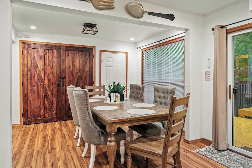 Stylish Mountain Retreat w/ Hot Tub & Firepit Penn Estate Getaway by Avantstay