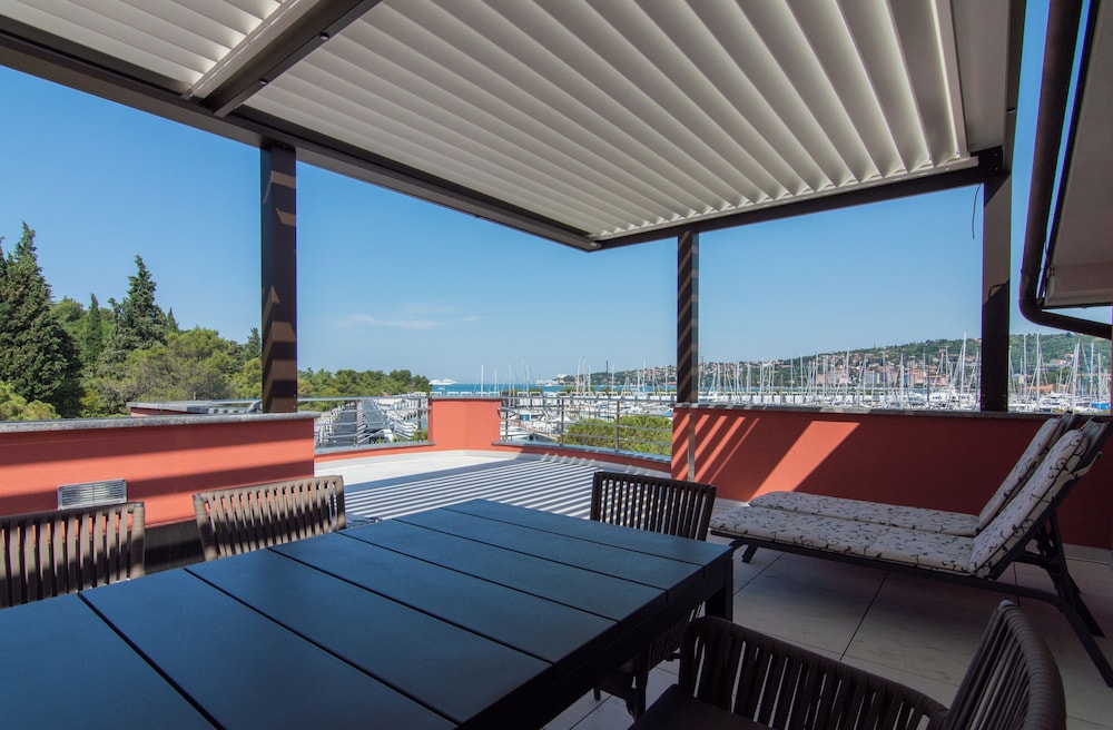 Marina Seaview Penthouse Burin
