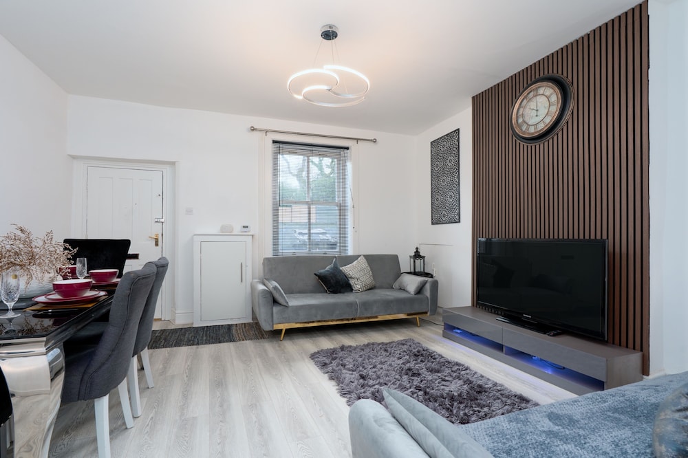 Cosy Cottage - Sleeps 6, Parking & Pet Friendly!