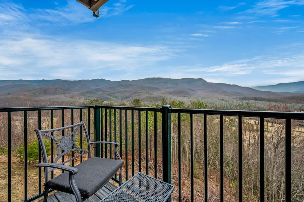 Sleeps 4 Heated Pool Hot Tub Mountain View