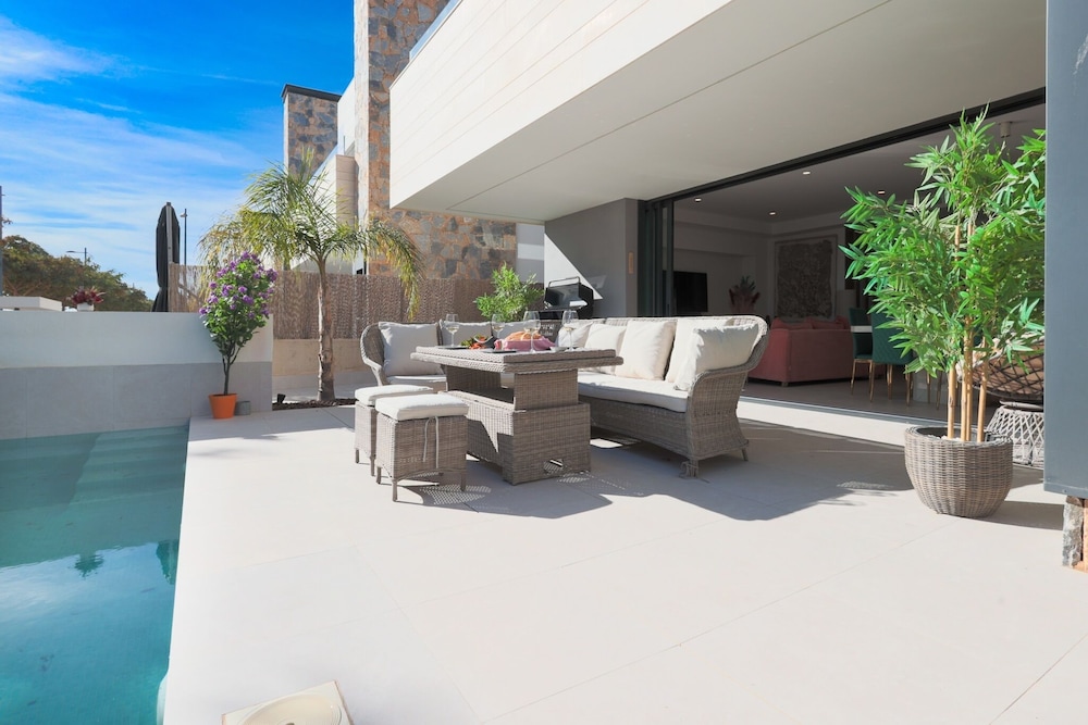 4 Bed Villa - Sleeps 8 - Pool - Garden - Parking