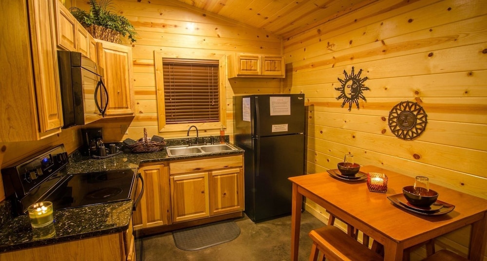 Sunsettin Cabin With Fireplace, Free Wifi, and Parking Onsite by Redawning view 3