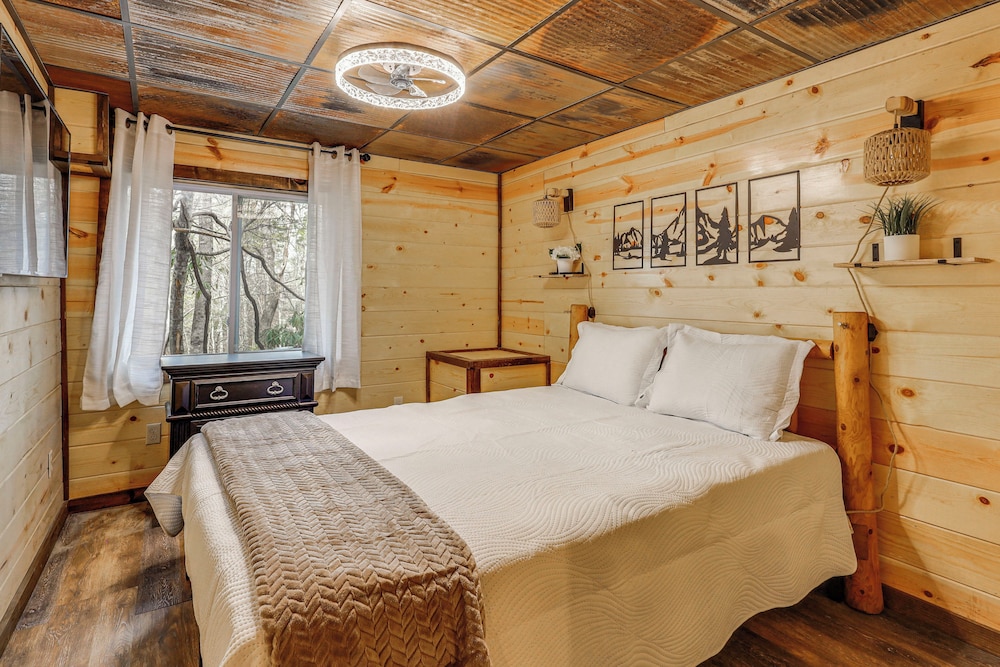 Family-friendly Cabin w/ Hot Tub in Gatlinburg!