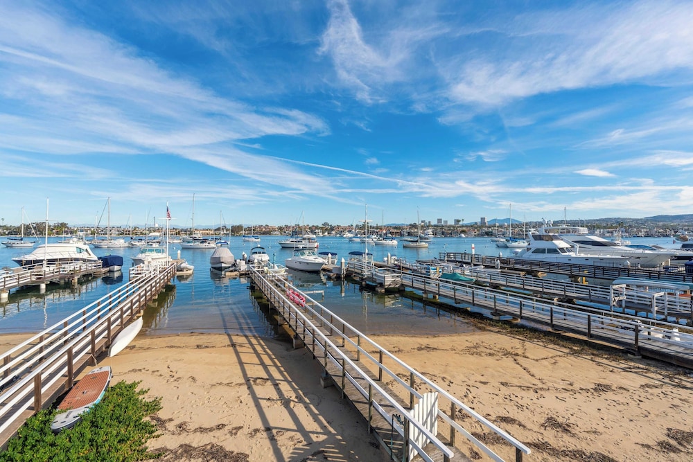 Waterfront Newport Condos w. Dock Access, Walk to Balboa Fun Zone and Beach