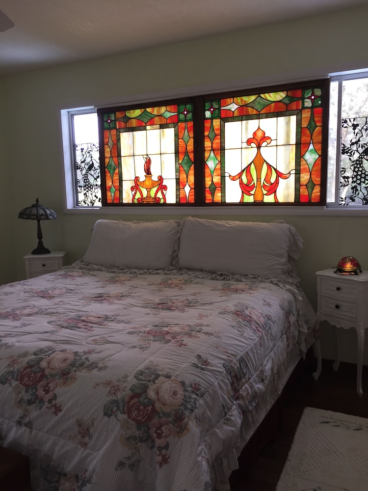 Lava Tree Tropic Inn