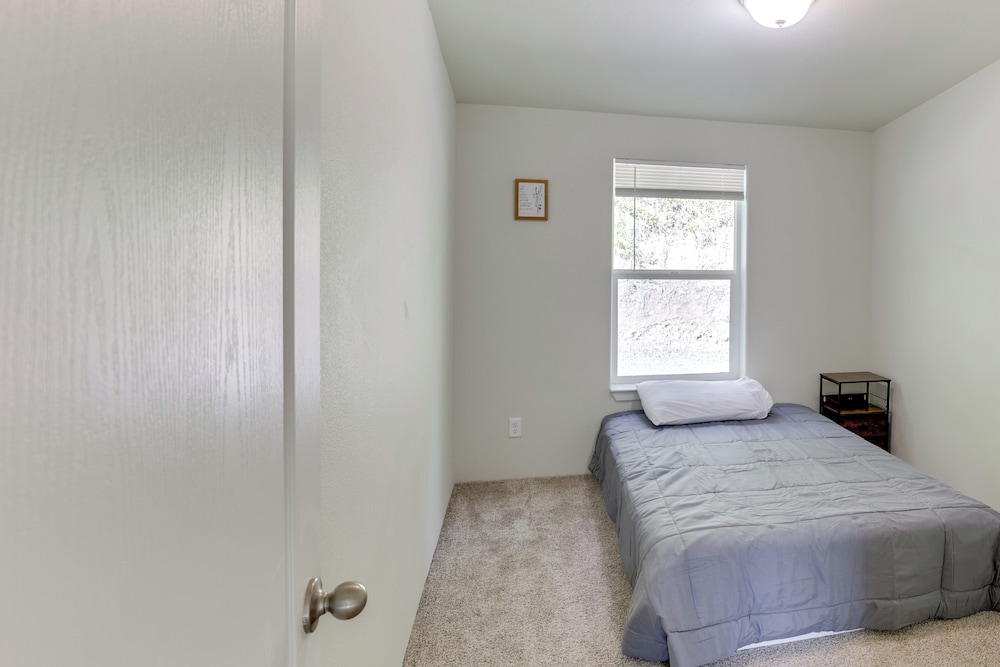Mtn-view Gem w/ Outdoor Entertainment in Ahsahka!