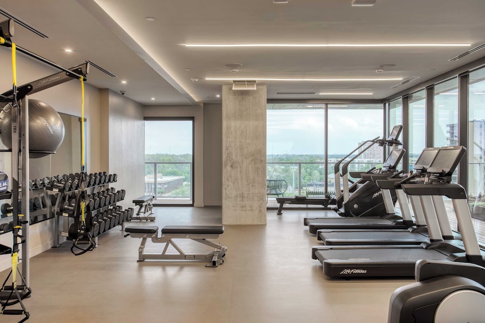 Sleeps 16 Brand New Austin High Rise w/ Rooftop Pool, Gym, Yoga Studio & More!