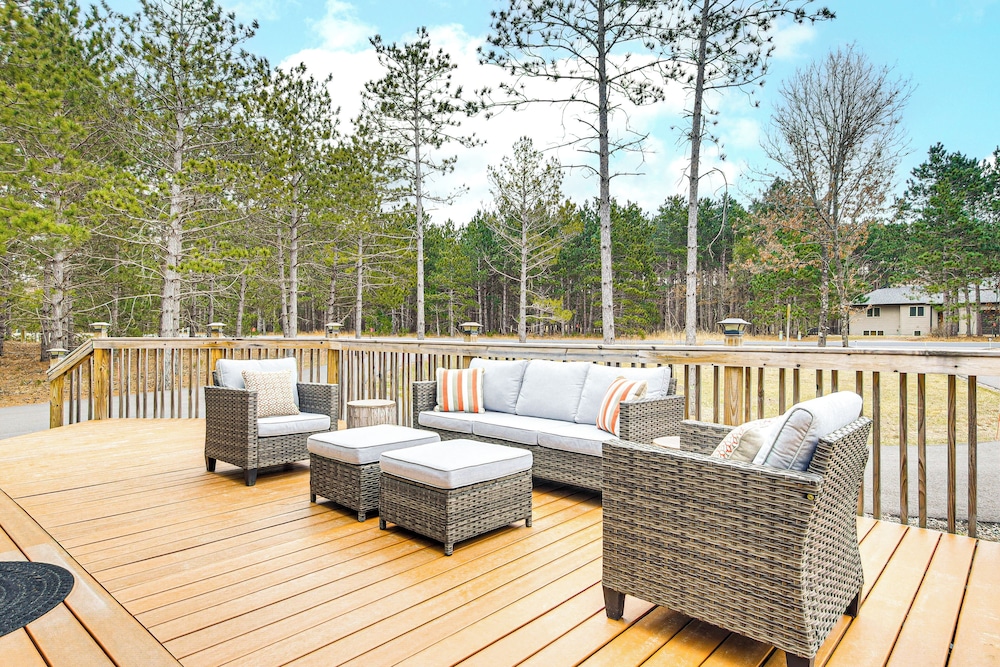 2 Mi to Sand Valley: Family Getaway w/ Deck!