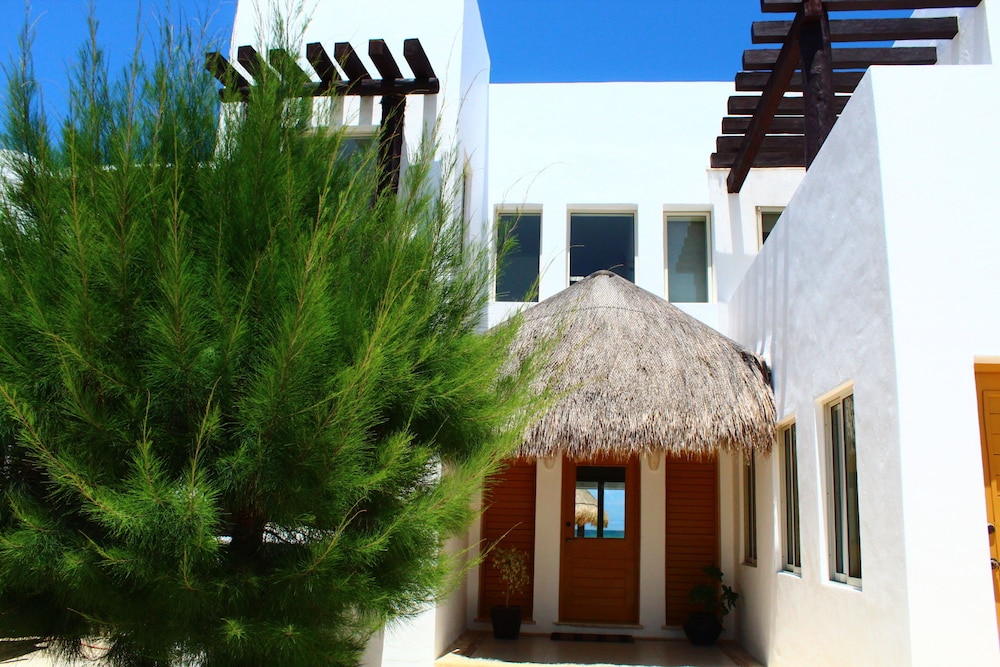 Iz Cay Luxury Ocean Front Villa view 4