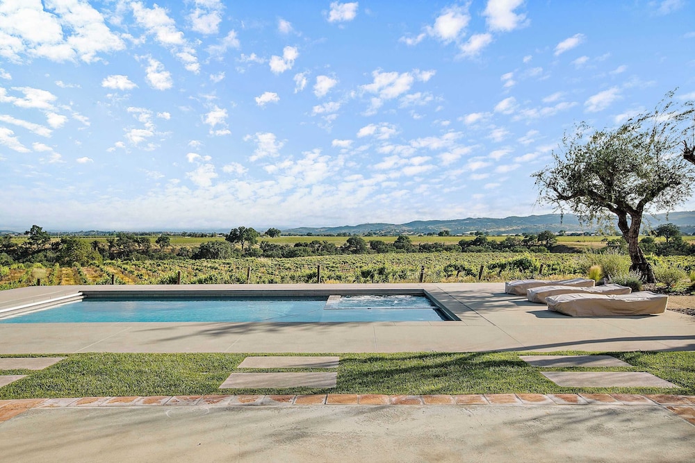 Wellsona Vineyard Retreat + Pool, Hot Tub, Views Main Home + Guest Home