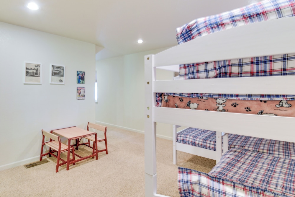 Gateway to Yosemite: Group-friendly Groveland Home