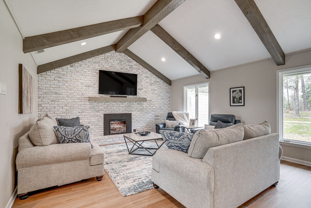 Marshall Vacations - Peaceful Longview Home w/ Pond, 6 Mi to Downtown! - Property Image 1