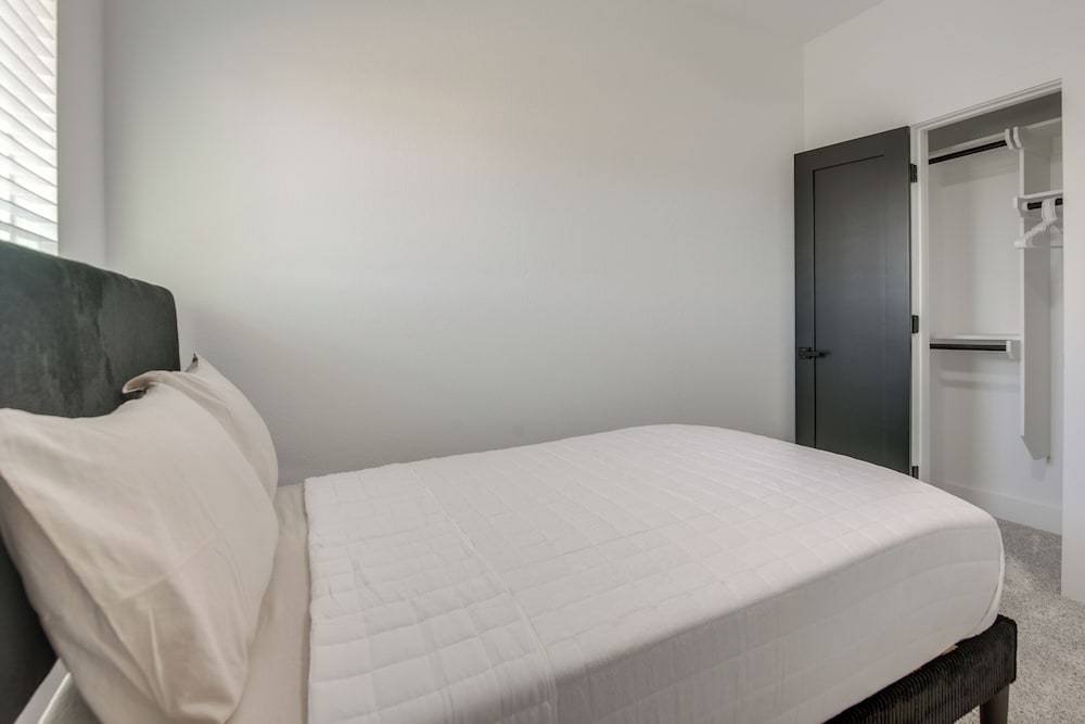 5 Mi to NRG Stadium: Modern Escape w/ Patio & Yard