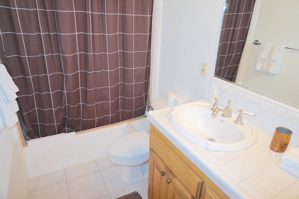 Beautiful Remodeled 2-bedroom Condo view 3