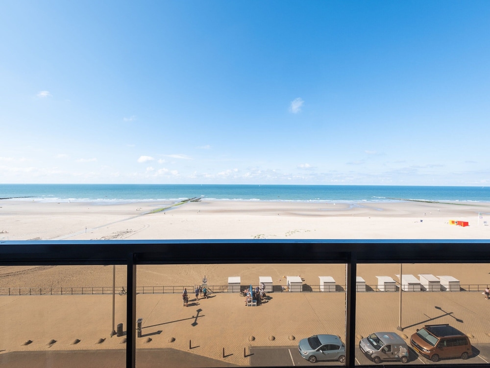Apartment With Sunny Terrace and sea View