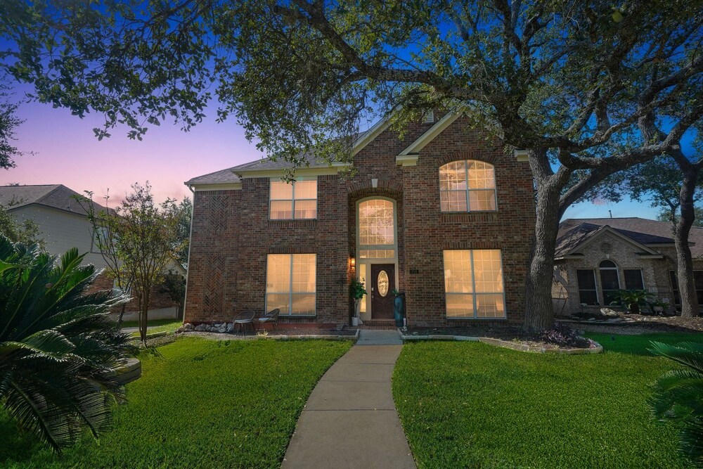 San Antonio Oasis Hot Tub & Pool Access 4 Bedroom Home