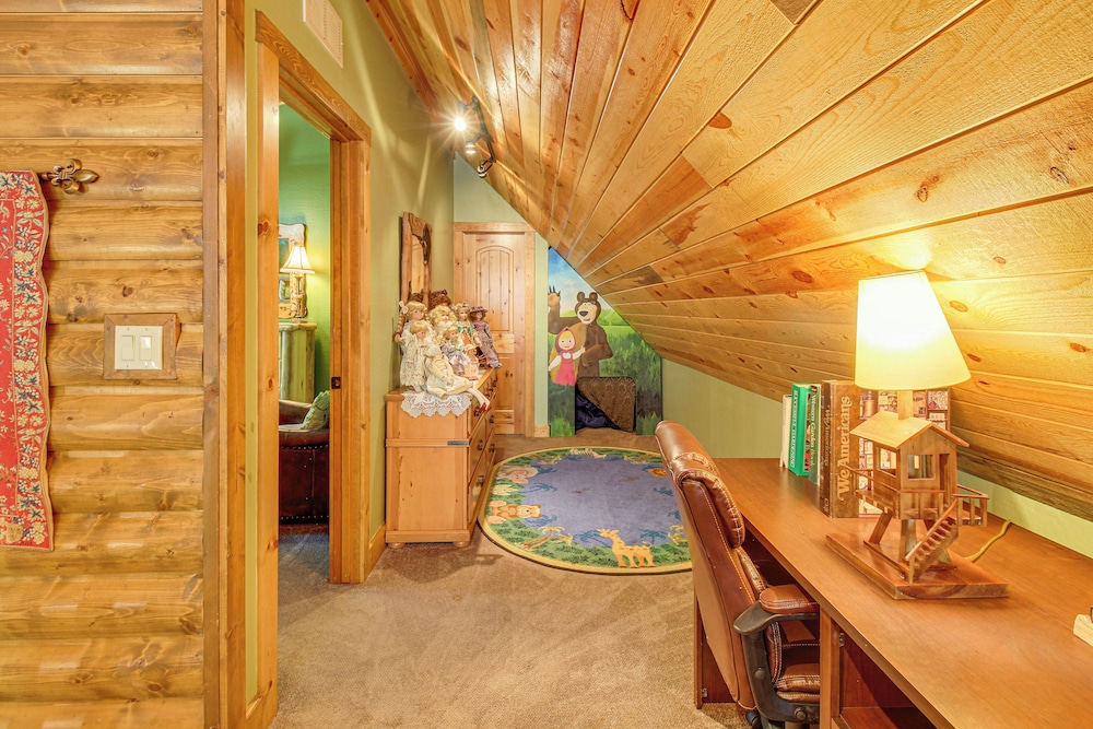 Family-friendly Cabin w/ Fire Pit in Forest Lakes