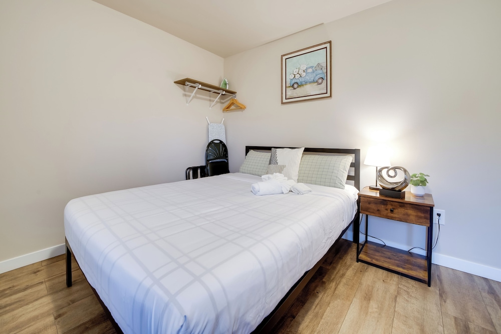 2 Mi to Lumen Field! 2nd-floor Apartment w/ Deck