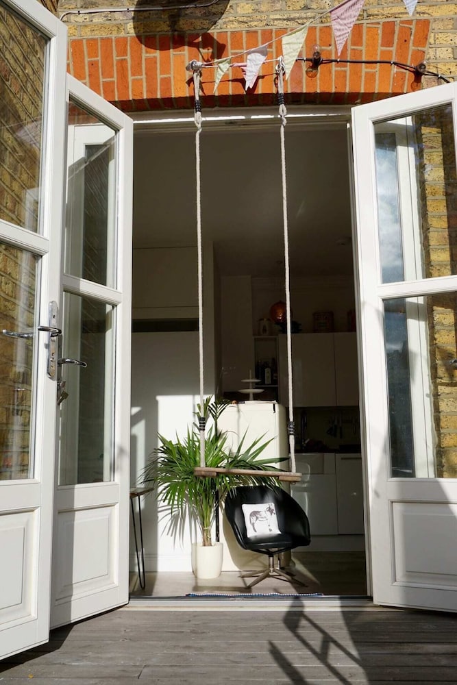 Beautiful Canalside 1-bedroom Flat With Terrace