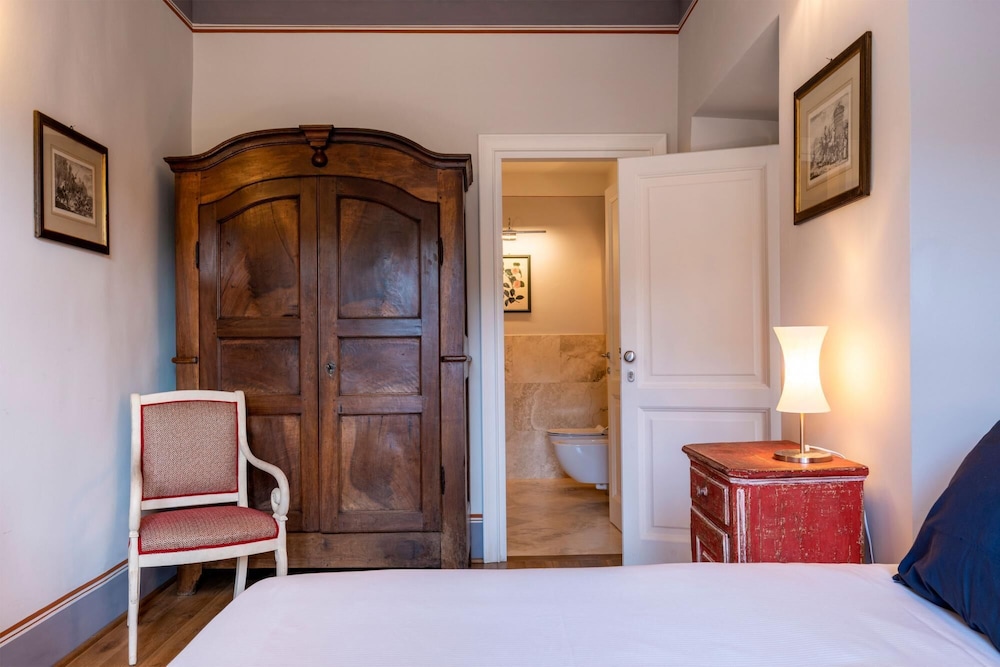 Impressive 4 Bedroom Apartment in Front of Pitti Palace Piazza Pitti I