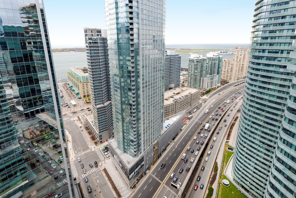 TopLine Suites - Ice Condos photo 3