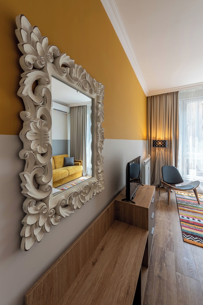 Luxury & Unique-Top Center Apt. - 3BDR