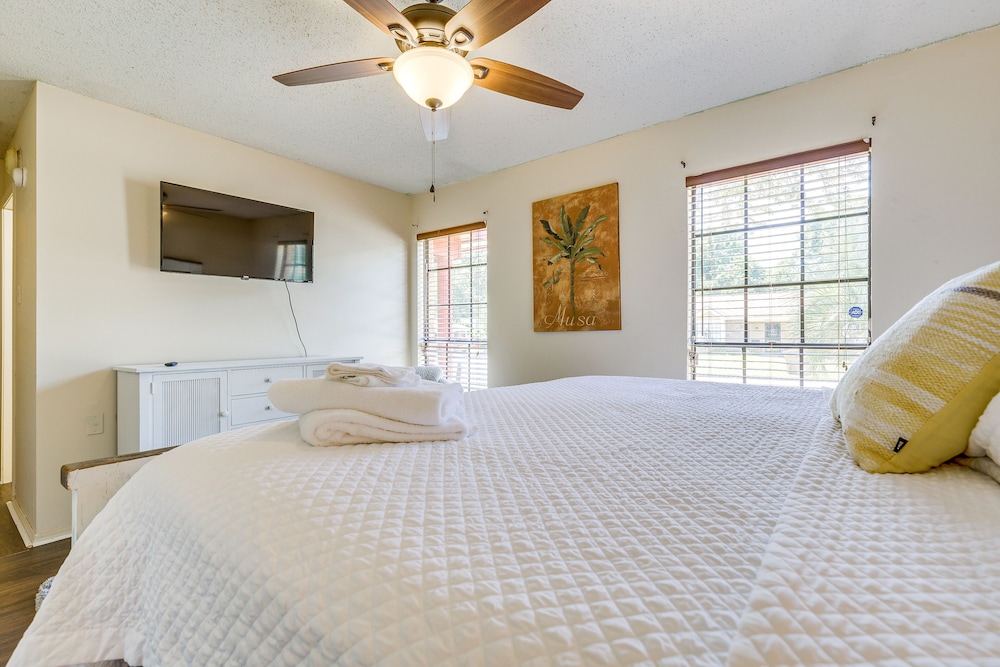 Family-friendly Mobile Retreat w/ Spacious Yard! view 4