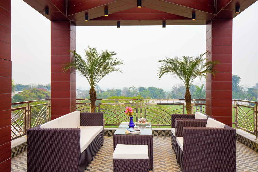 ELIVAAS Ivory Estate Pet-friendly Farm
