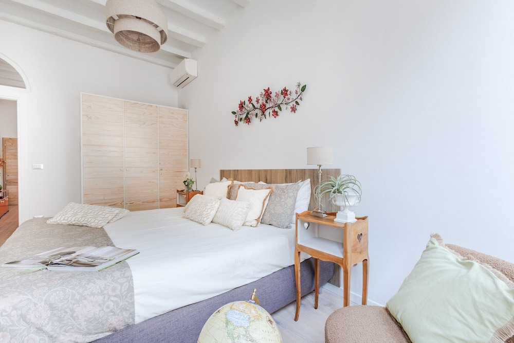 Casa Joyce in Lucca With 1 Bedrooms and 1 Bathrooms