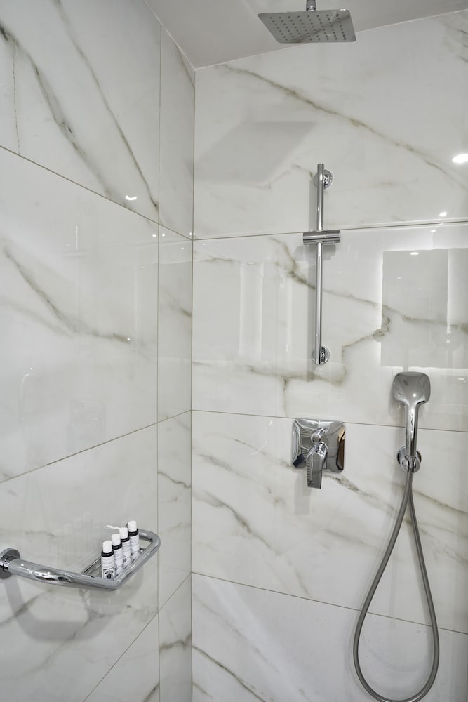 Chic n Bright 3 Bd Apt with Hilton View