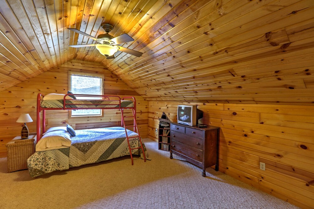 Dream Valley Mountain View Cabin w/ Covered Porch! view 2