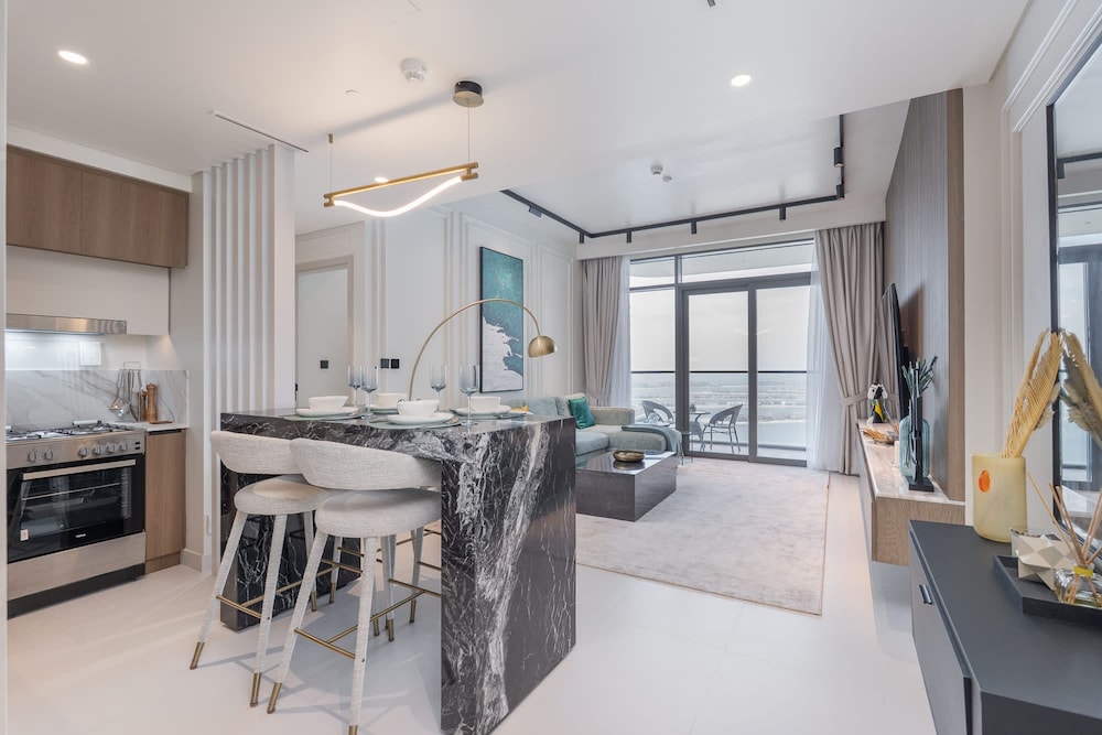 1 Bedroom in Marina Vista With Full Palm Views