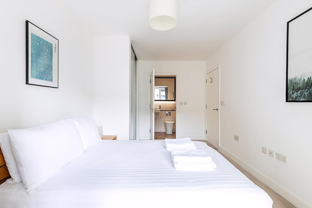 Modern 2-bed Flat With Terraces in Leyton