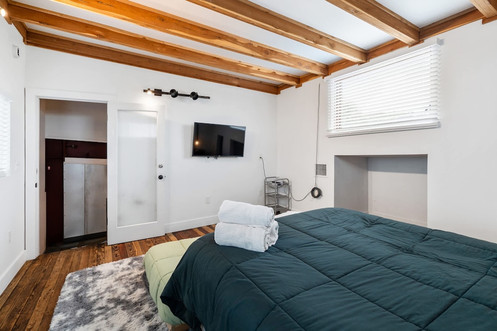 Luxury 7BR Hill Country Gem With Barndominium